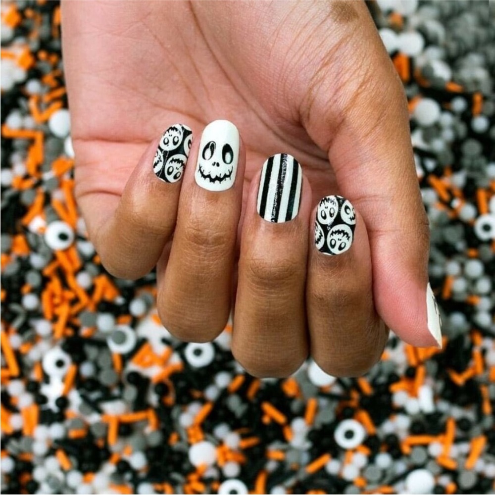 *Retired* Color Street: Boo Crew | Halloween Glow in the Dark Stripes Skull - Picture 5 of 12